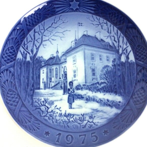 Royal Copenhagen 1975 Christmas Plate Marselisborg Palace Design By Kai Lange - Picture 2 of 5
